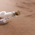 Aprono una bottiglia sulla spiaggia ma poi si pentono