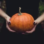 Le zucche sono simboli satanici la reazione del prete ceco