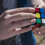 Bambina di 6 anni detiene il record del cubo di Rubik