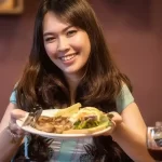 Condivide in diretta la cena al ristorante poi arriva la sorpresa finale