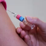 Due effetti collaterali dei vaccini Covid che non ci avevano mai rivelato