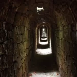 Abbatte un muro di casa sua e trova una citta sotterranea