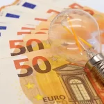 Al primo appuntamento lui le chiede di pagargli la bolletta elettrica