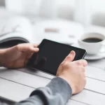 Apre il tablet della moglie e scopre una cosa assurda
