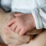 Diventa nonna a 23 anni incredibile record