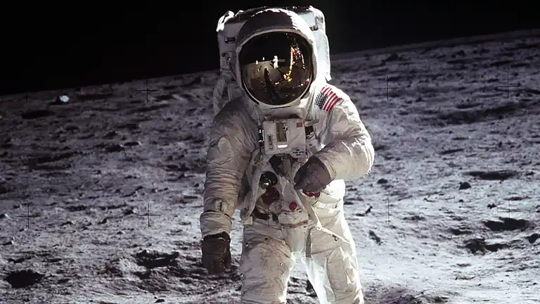 Come rispose Buzz Aldrin alle teorie sul falso allunaggio