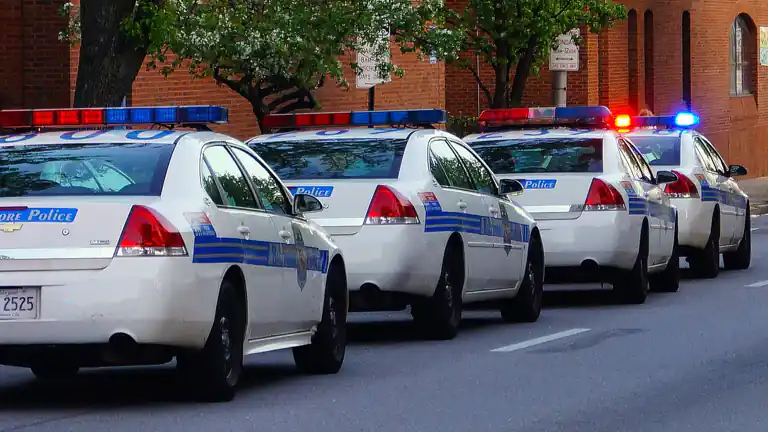 Ricercato da 20 anni dalla polizia faceva proprio il poliziotto