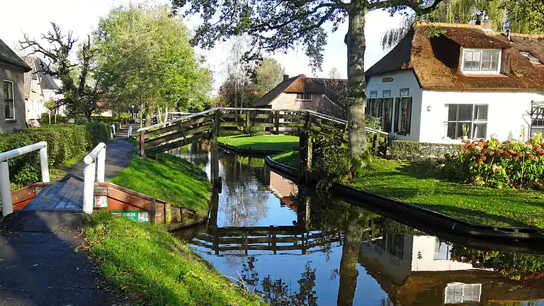 Giethoorn la magia della città senza strade