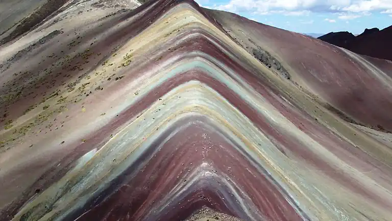 Il Mistero della Montagna Arcobaleno Vinicunca il Tesoro Colorato del Perù