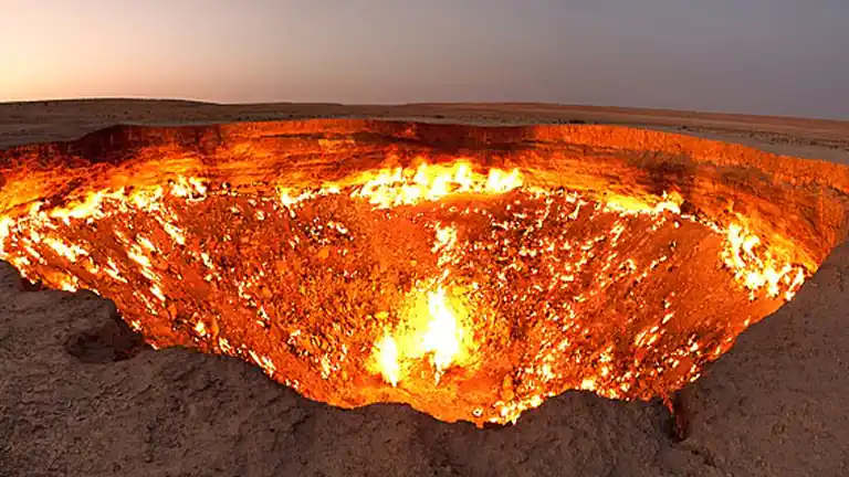 La Porta de Inferno Il Misterioso Cratere di Darvaza che Brucia da Oltre 50 Anni