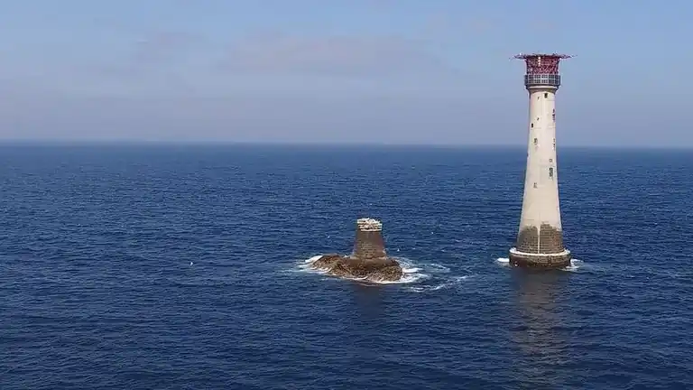 La Storia Incredibile del Faro di Eddystone Un Monumento di Resilienza