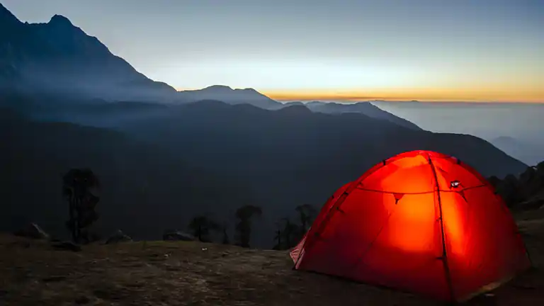 Lascia la sua casa per una tenda e trova la felicità