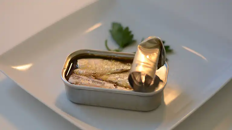 Per tre mesi mangia solo sardine poi spiega cosa è successo