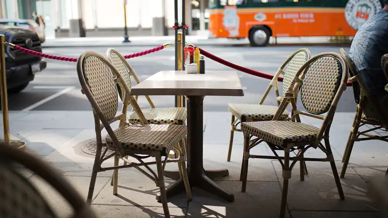 Affitta se stesso alle persone per non fare nulla