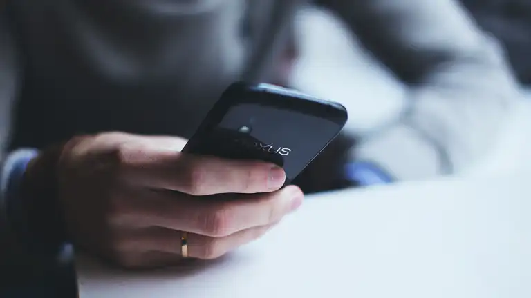 Riceve un messaggio dal cellulare del padre morto