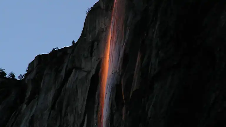 Il Segreto delle Cascate di Fuoco: La Meraviglia Naturale di Horsetail Fall