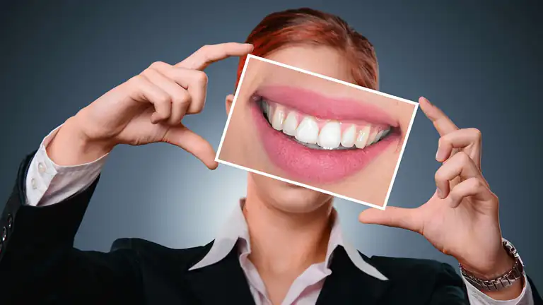 Il trucco per non far diventare i denti gialli