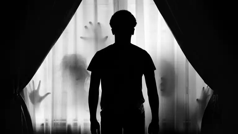 Le Shadow People Figure Oscure che Appaiono ai Confini della Realtà