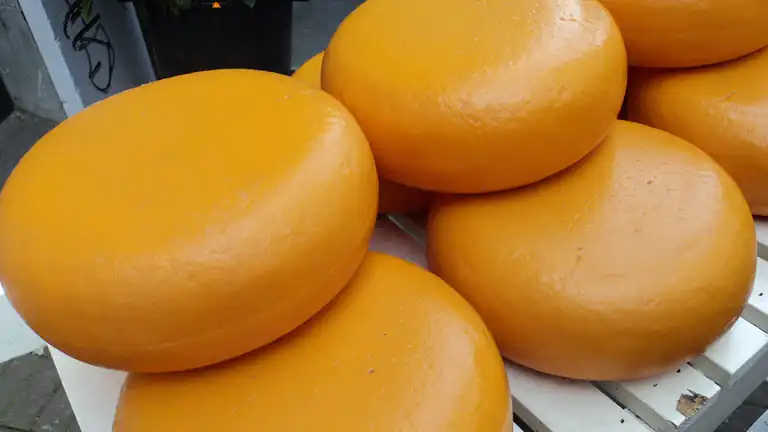 Rubate 22 Tonnellate di Formaggio Jamie Oliver Chiede Aiuto ai Fan