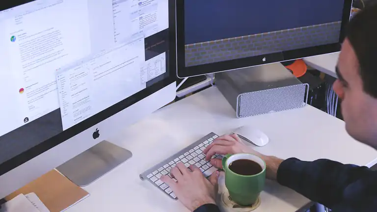 Impiegato di banca si addormenta sulla tastiera e parte un bonifico assurdo