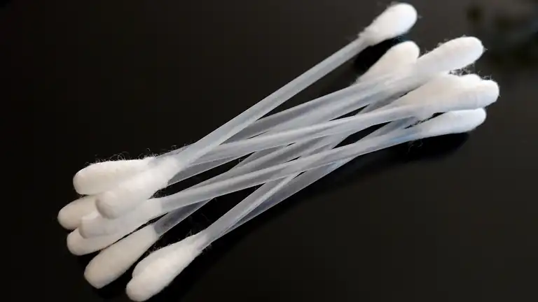 Perché Non Dovresti Mai Pulire le Orecchie con i bastoncini