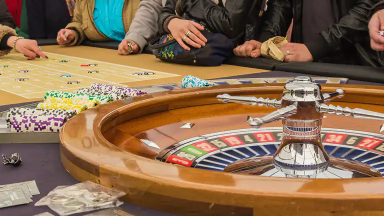 Scommette tutti i suoi risparmi in un solo giro di roulette