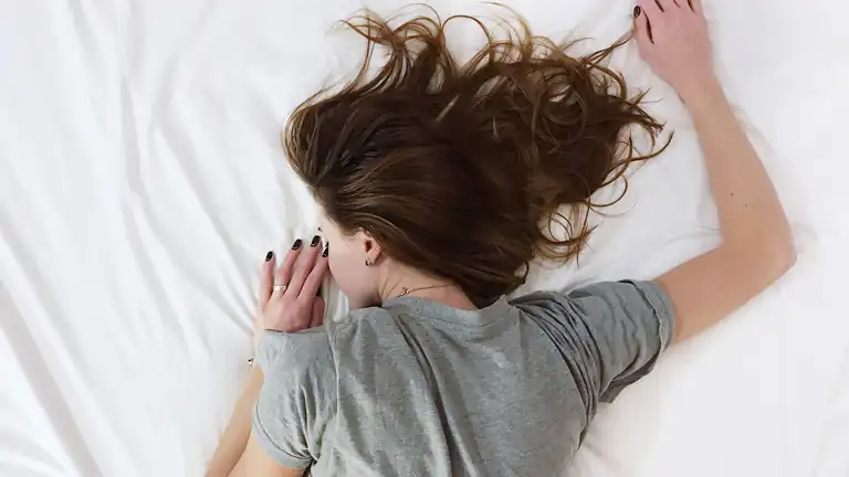 Sentire il proprio battito cardiaco quando si è a letto è pericoloso