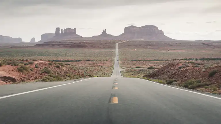 USA Uomo misterioso provoca incidenti e poi aiuta le vittime