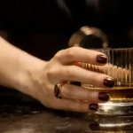 Un serata al bar diventa una situazione surreale