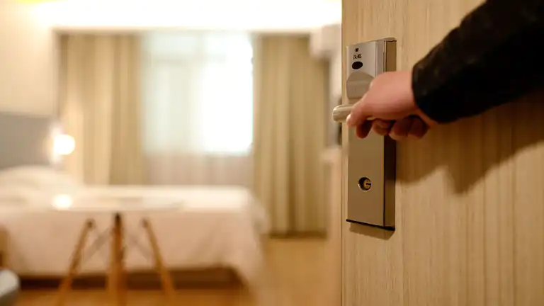 Vive da 5 anni facendosi ospitare da sconosciuti