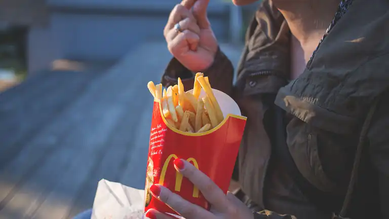 100 giorni a pranzo da McDonalds per dimostrare cosa succede