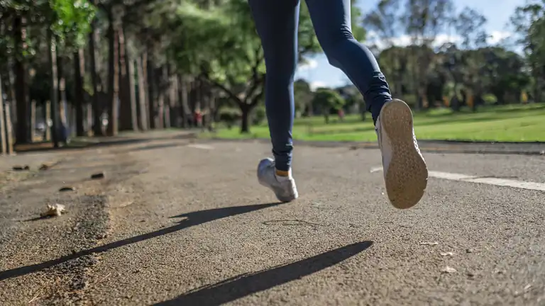 Jogging di notte una donna si traveste da uomo per correre tranquilla