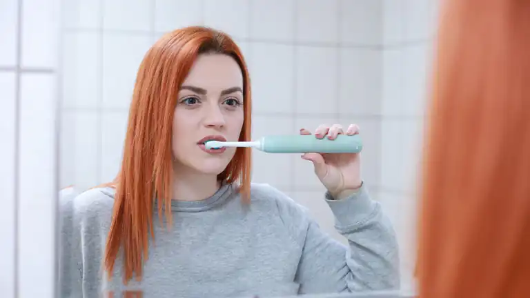 Perchè più lavi i denti più diventano gialli