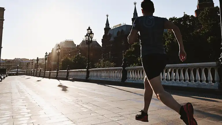 Va a fare la maratona ma dimentica la figlia piccola in auto