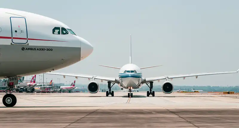 Acqua santa e preghiere il trend prima di salire in aereo