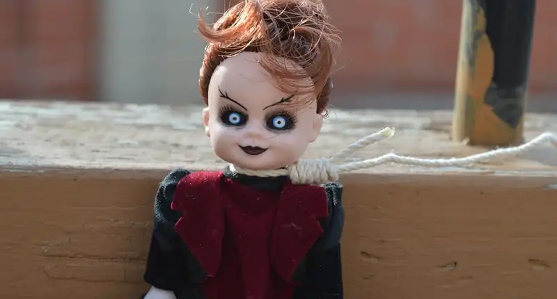 Colleziona bambole inquietanti da quando era ragazzino
