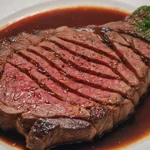 Il liquido rosso nella bistecca non è sangue