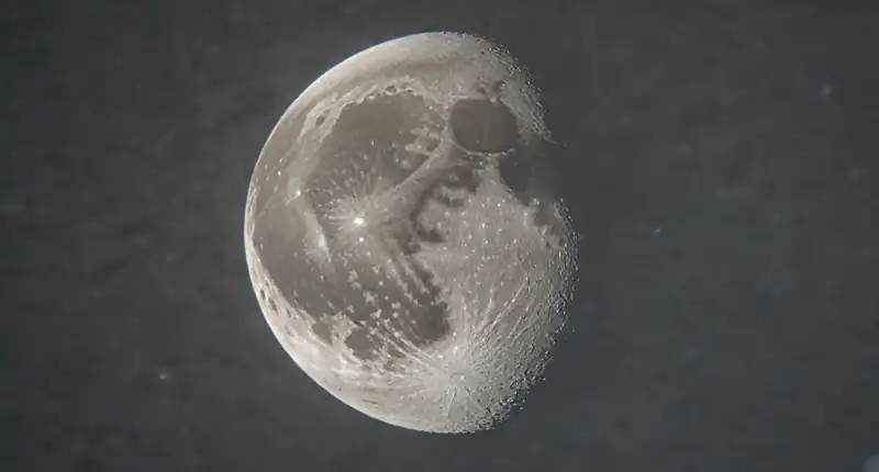 Perchè la Luna odora di polvere da sparo
