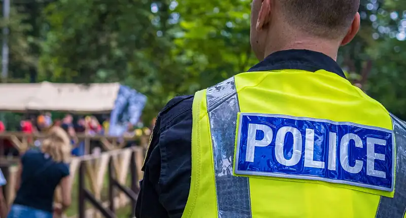 Rapinatore picchiato da una donna in un negozio mentre tenta un colpo