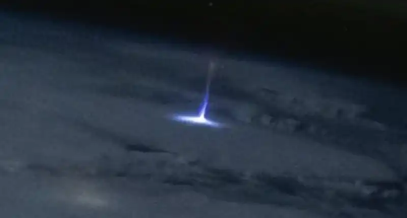 Stranissimo fenomeno catturato dalla ISS sulla Terra