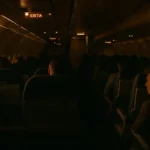 Il Mistero delle Luci Abbassate in Aereo