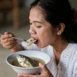 Lisca di pesce attraversa il collo un caso medico eccezionale in Thailandia