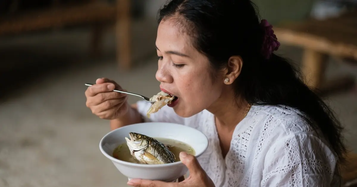 Lisca di pesce attraversa il collo un caso medico eccezionale in Thailandia