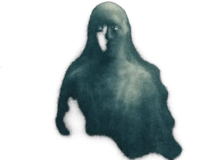 Una figura eterea e semitrasparente emerge da un ambiente scuro e leggermente nebbioso