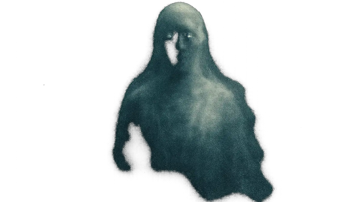 Una figura eterea e semitrasparente emerge da un ambiente scuro e leggermente nebbioso