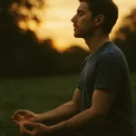 Una persona in posizione meditativa