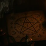 Una rappresentazione artistica di simboli esoterici antichi e un elemento rituale