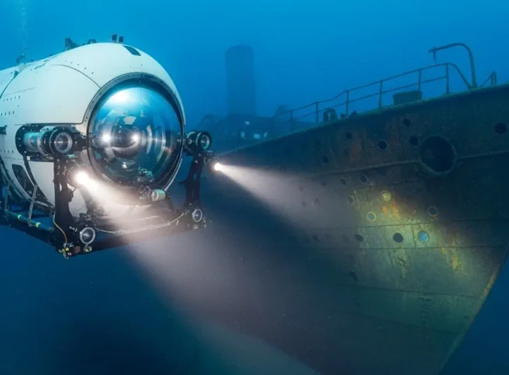 Il sommergibile Triton 4000-2 Abyssal Explorer in una rappresentazione grafica mentre si avvicina al relitto del Titanic sul fondale oceanico