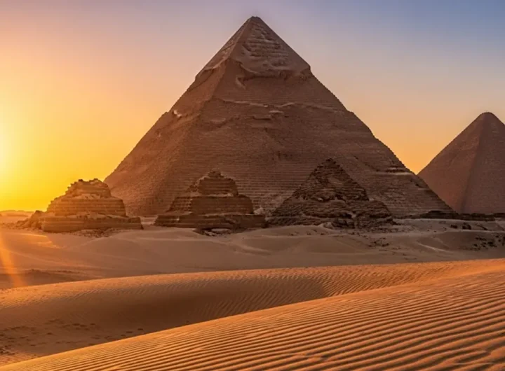 Mummia di un faraone con geroglifici su uno sfondo antico