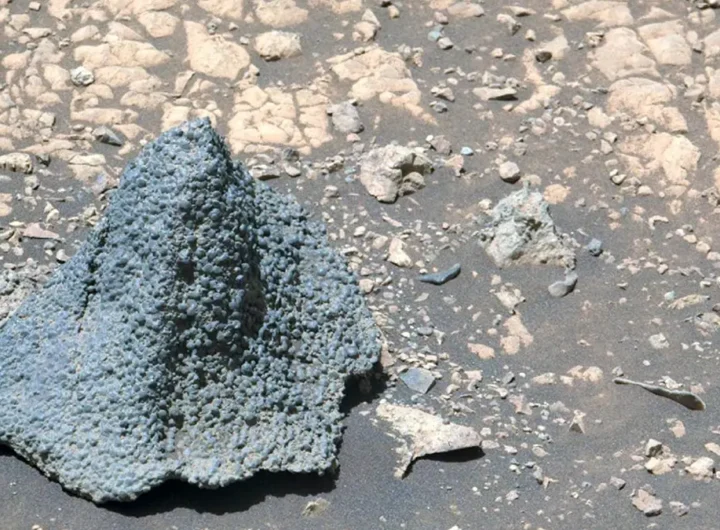 Una bizzarra roccia a forma di cappello medievale è stata scoperta su Marte dal rover Perseverance